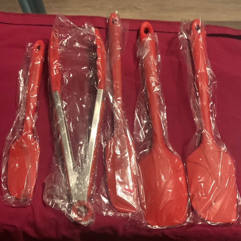 New kitchen spatula set with tongs